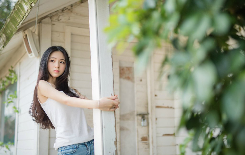 哪怕是他现在还能够指挥的船只，此刻面对江东水军迅捷的变阵，无孔不入的渗透，也只是在方寸之地苦苦支撑着，仿佛在暴风雨中的一叶扁舟，随时可能被浪涛吞没，这是陈到有生以来，打的最憋屈，也最无助的一仗。
